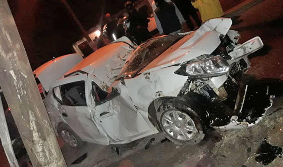 Choque entre dos autos soacutelo terminoacute con importantes dantildeos materiales