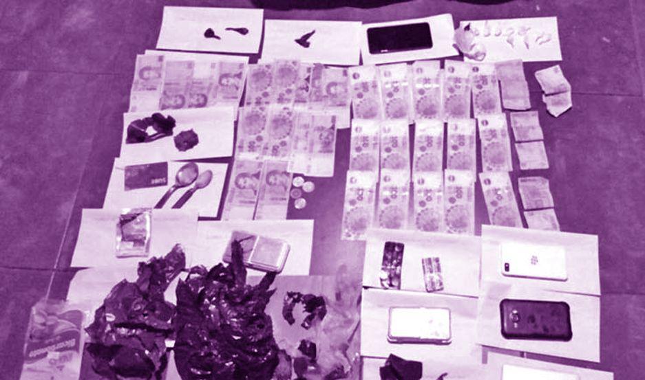 Se tragoacute un envoltorio de  cocaiacutena cuando la policiacutea allanaba su casa y murioacute de un ataque