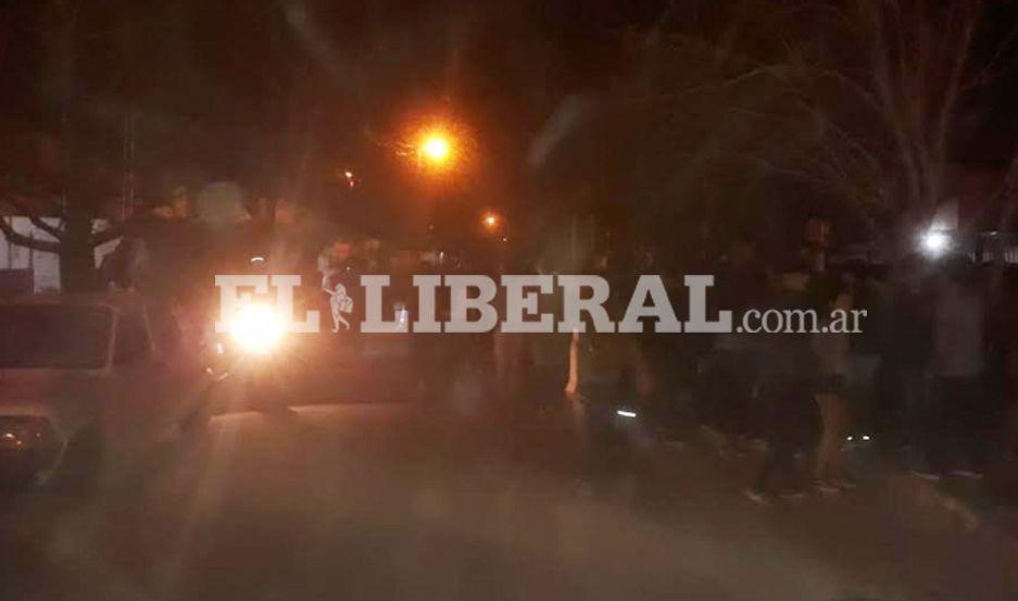 Instantes en que se generaron nuevos incidentes esta vez frente a la Comisaría Décima del barrio Autonomía