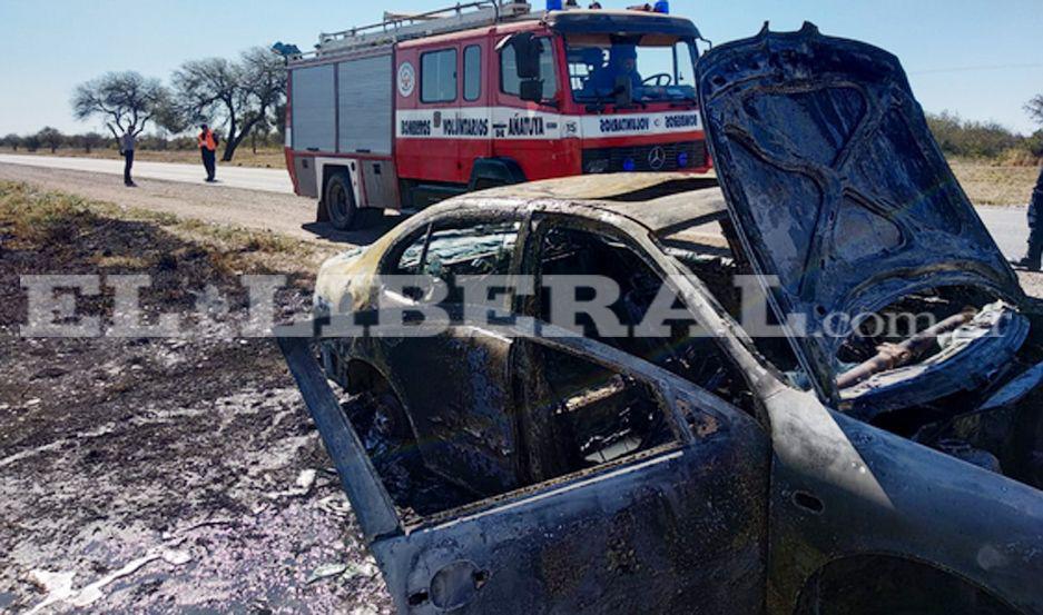 IMAacuteGENES  Dos personas salvaron sus vidas al incendiarse un auto entre Lugones y Herrera