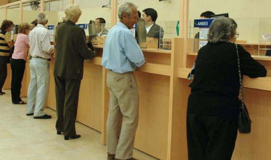 Entregariacutean bono para jubilados y adelantariacutean el aumento de haberes de diciembre