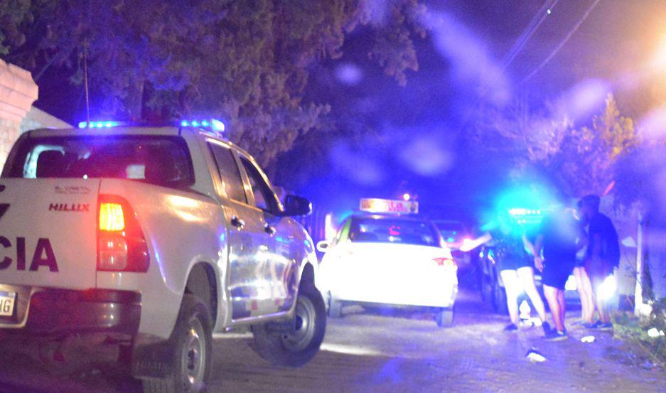 Agreden a policiacuteas en el desalojo de una fiesta clandestina