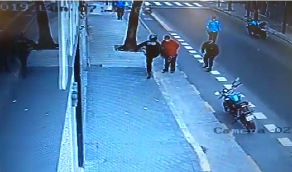 VIDEO  Un policiacutea matoacute de una patada en el pecho a un hombre que obstruiacutea el traacutensito
