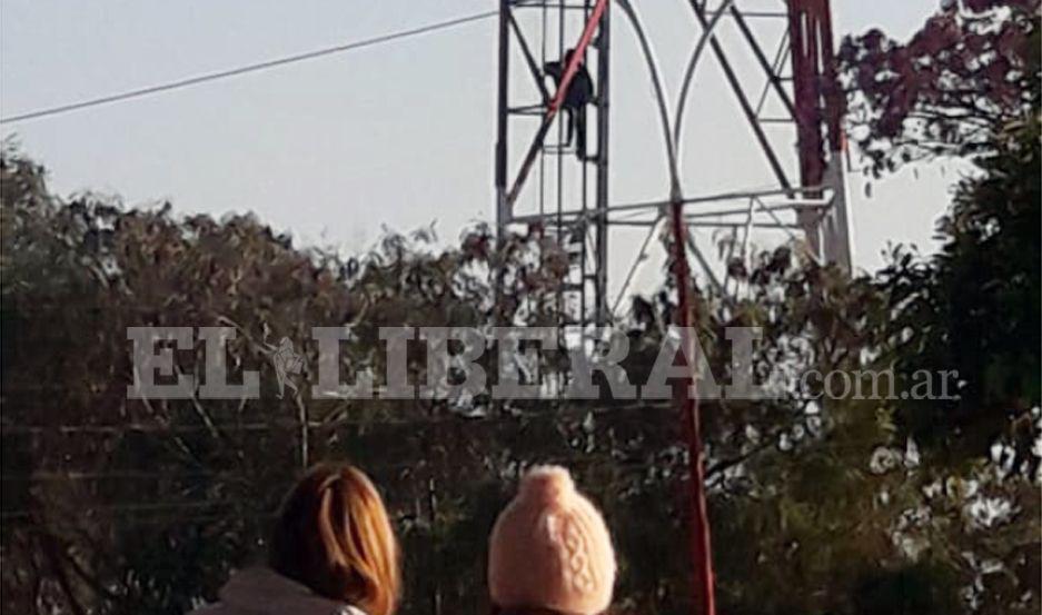 Trapito se subioacute a una antena y amenazoacute con arrojarse al vaciacuteo