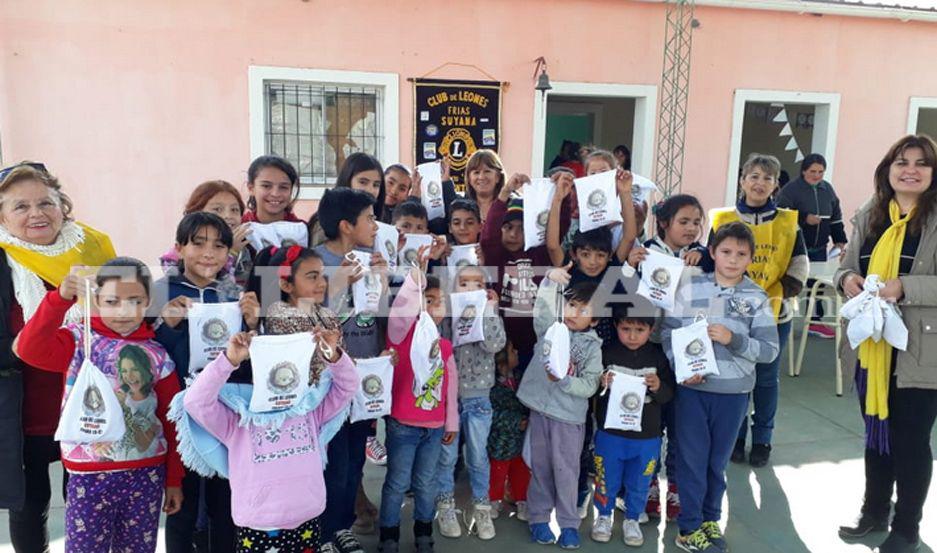 El Club de Leones de Friacuteas compartioacute un agasajo con los nintildeos de El Tasial