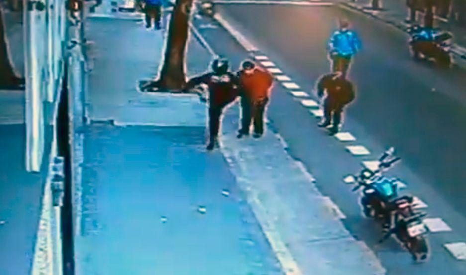 Queacute determinoacute la autopsia del hombre que murioacute al ser pateado por un policiacutea