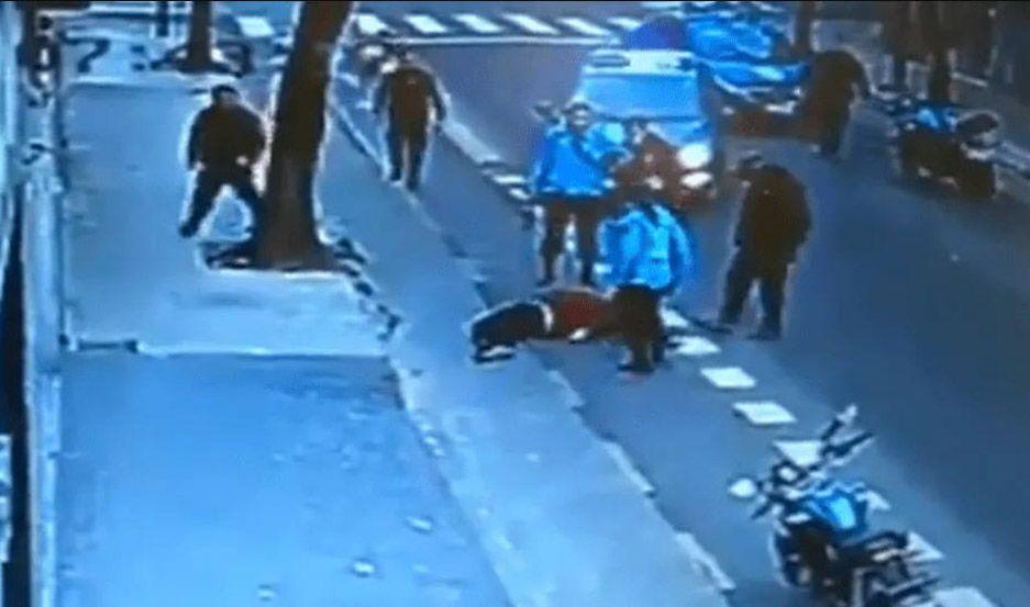 Era santiaguentildeo el hombre discapacitado  que murioacute al recibir una patada de un policiacutea