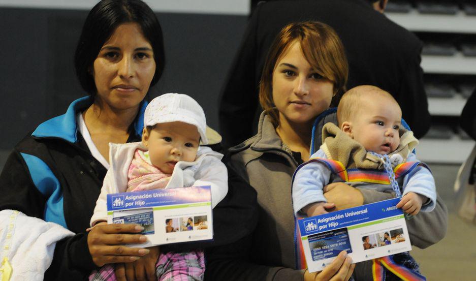 Cuaacuteles son los requisitos para cobrar la AUH  y el bono extra