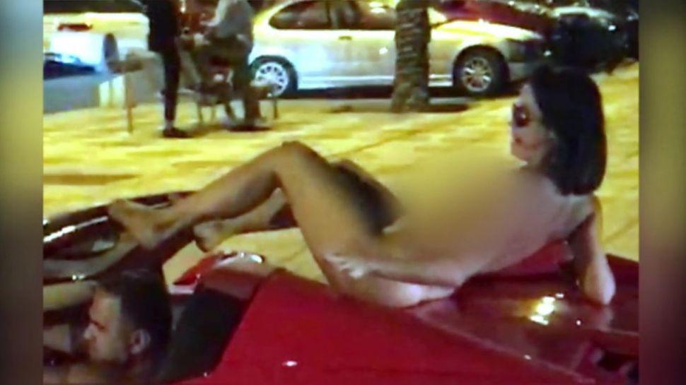 Paseoacute a una mujer desnuda arriba de su Ferrari