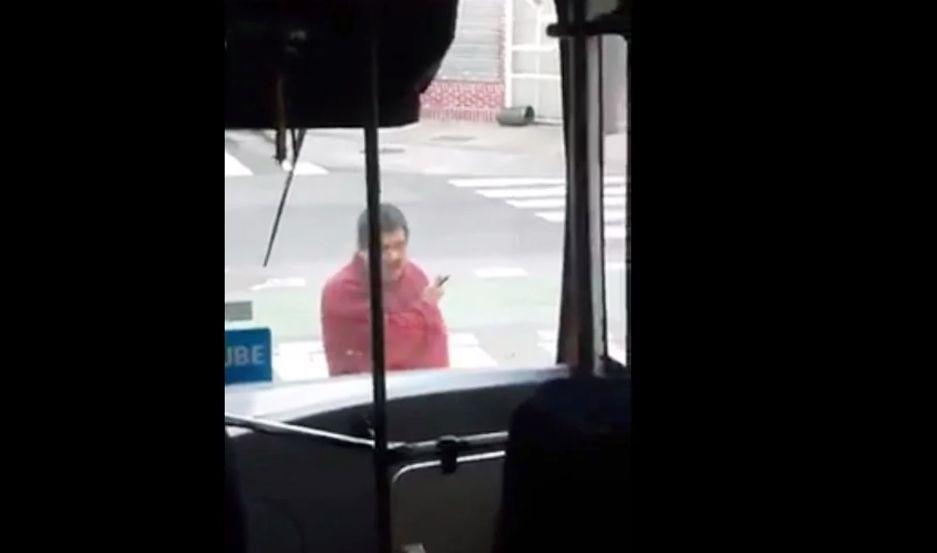 El video que muestra con un cuchillo al hombre que murioacute por la patada de un policiacutea y el audio del 911