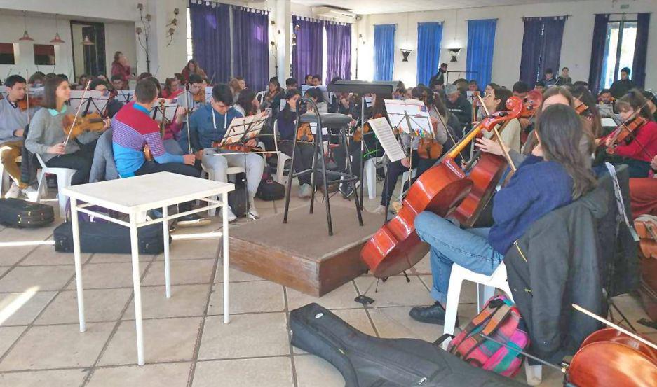 Santiaguentildeos participan del Encuentro de orquestas juveniles