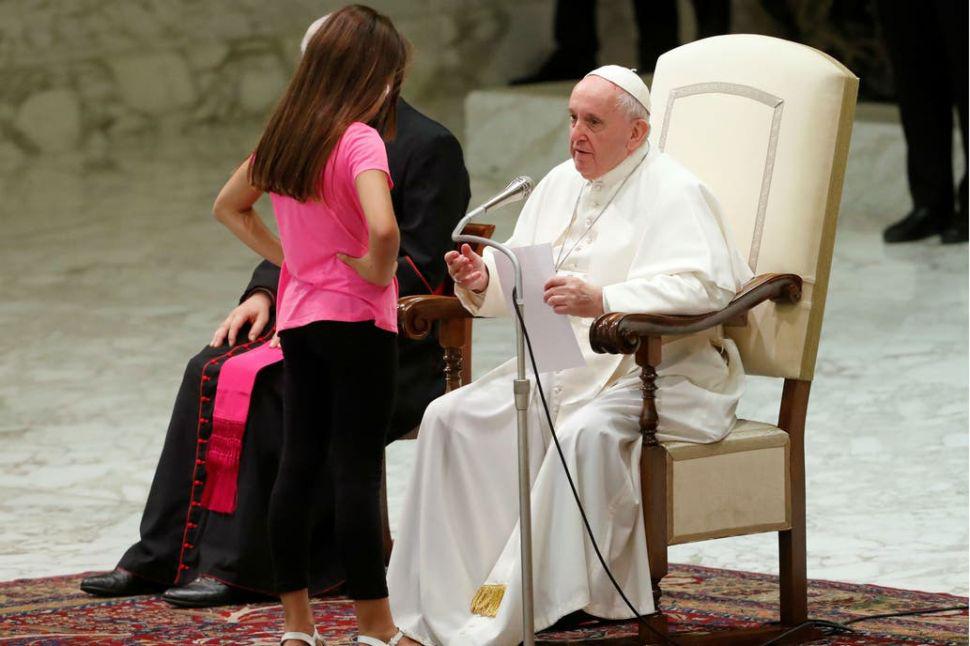 El Papa Francisco alejó a la guardia- Déjala dejala Dios habla por medio de los niños y pidió que recen por la chica que es víctima de una enfermedad