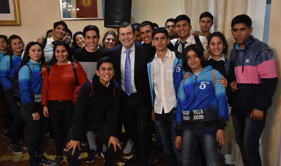 El gobernador Zamora recibioacute a alumnos del interior