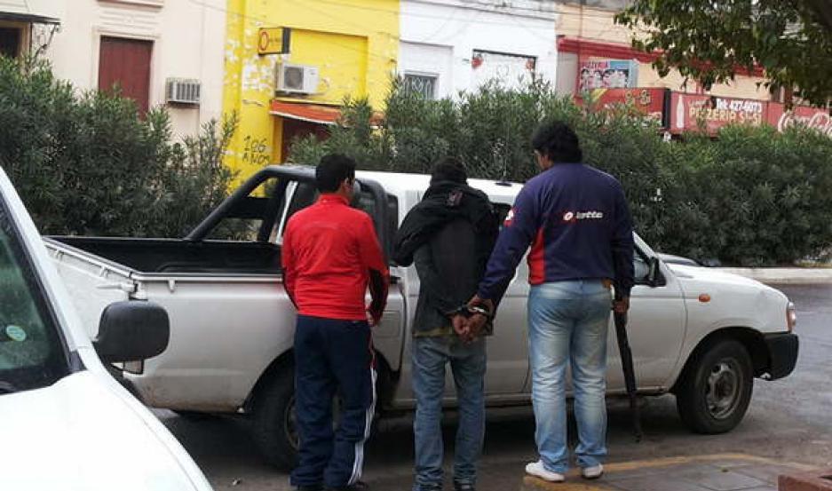 Acorralado por la policiacutea se entregoacute el ladroacuten que atacoacute a madre e hija para robarles la moto