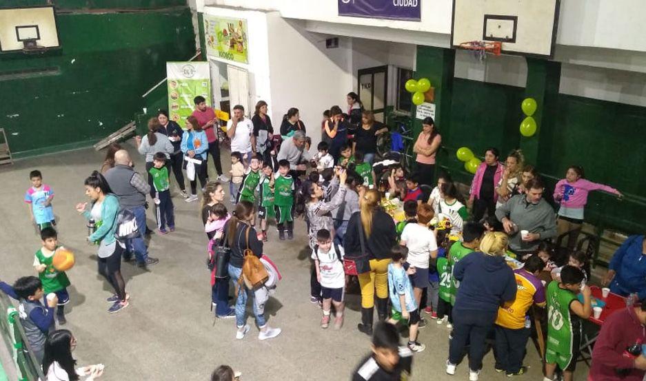 La escuela de mini baacutesquet del Club Belgrano festejoacute el Diacutea del Nintildeo