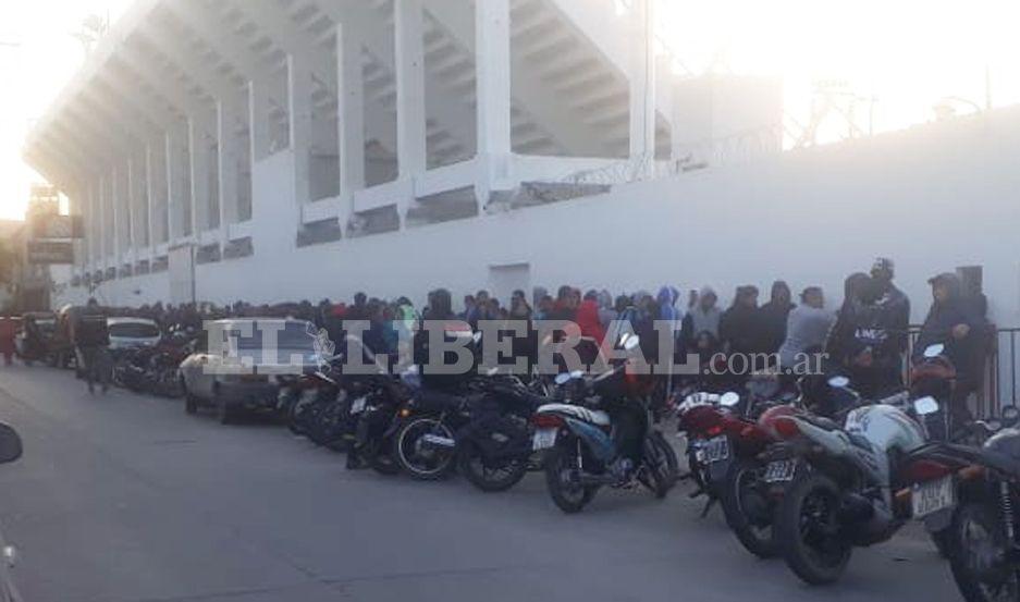 Una multitud espera conseguir una entrada para el partido contra la ldquoAcademiardquo