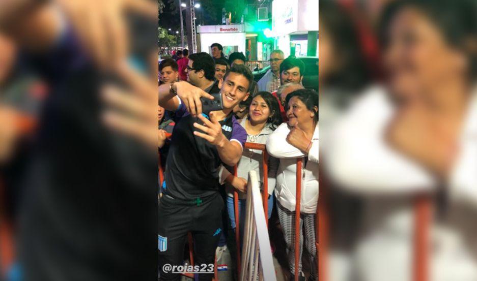 Los jugadores de Racing se sacaron fotos con los hinchas