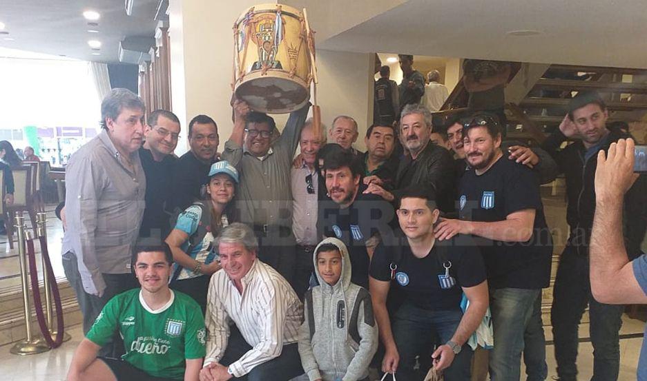 Imaacutegenes  Un bombo y regalos varios para Racing de parte del Indio Froilaacuten y sus hinchas