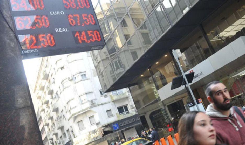 El doacutelar minorista bajoacute a 5721 y el mayorista avanzoacute hasta los 5529