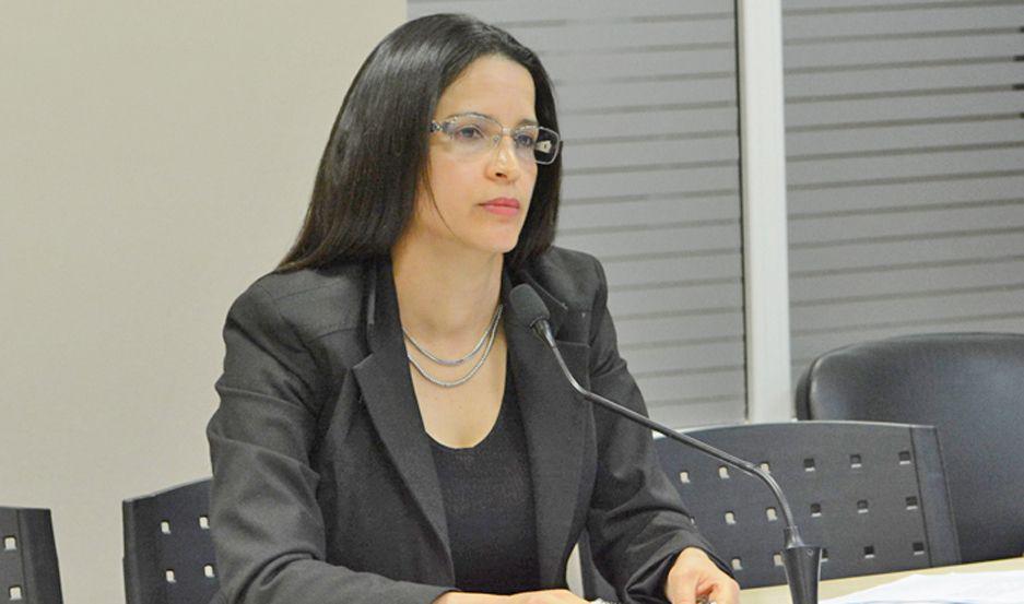 El DT acusado de amenazas se presentariacutea hoy y su esposa ratificoacute la denuncia