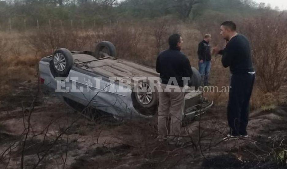 Choya- un vecino del barrio 8 de abril volcoacute con su auto y resultoacute ileso