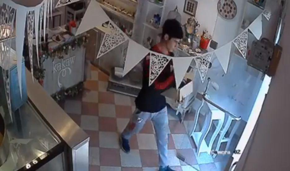VIDEO Lo filmaron cuando robaba dos celulares de un conocido local ceacutentrico