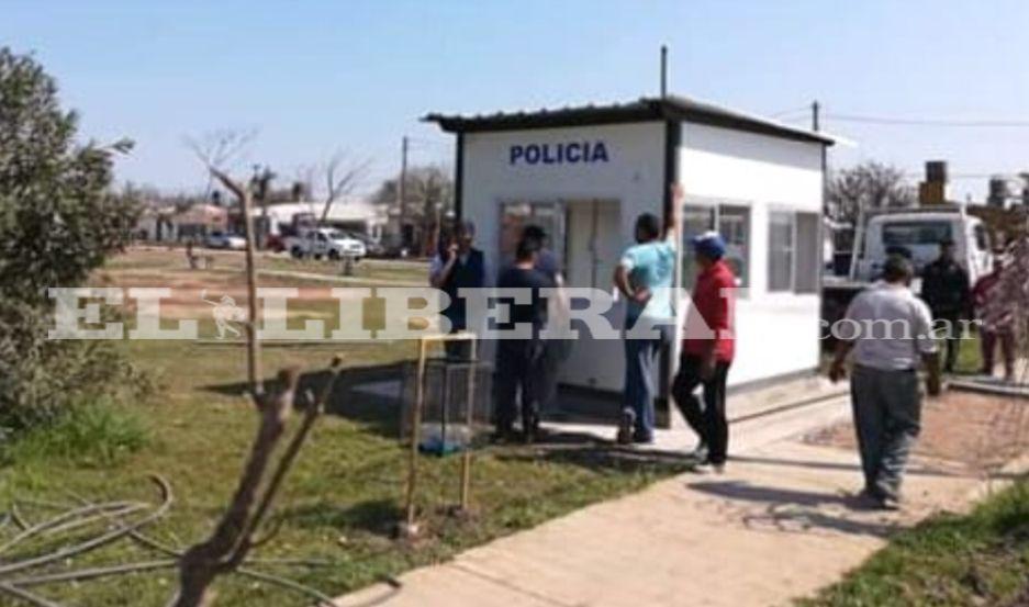 Numerosos efectivos trabajaron durante la mañana en la instalación de la flamante cabina policial