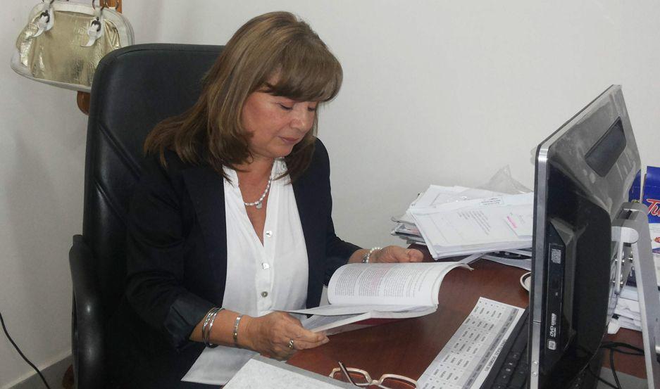 Confusa pelea de una pareja deja camioneta destruida a hachazos