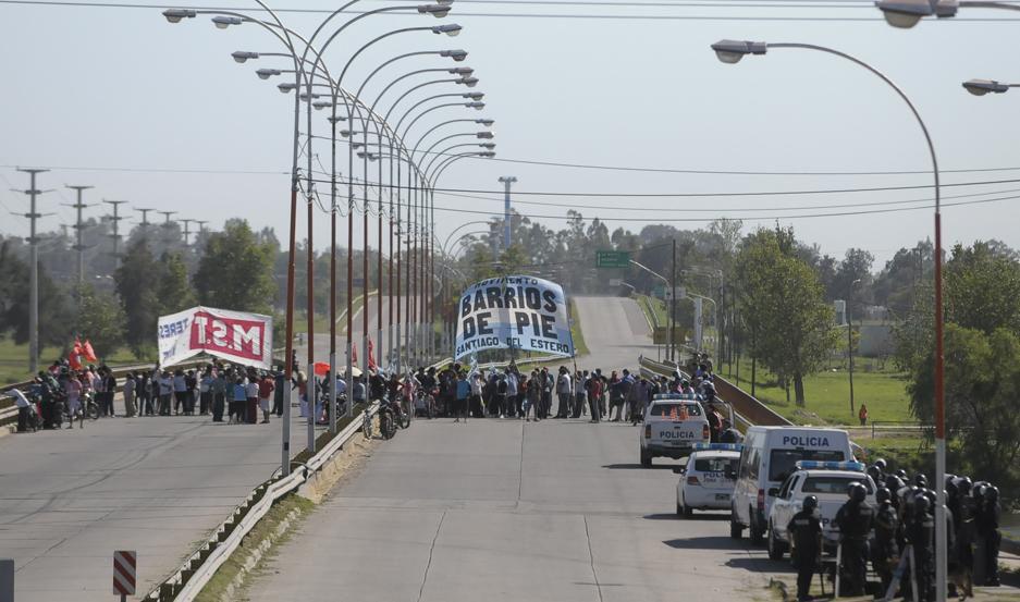 En una masiva manifestacioacuten Barrios de Pie cortoacute la autopista
