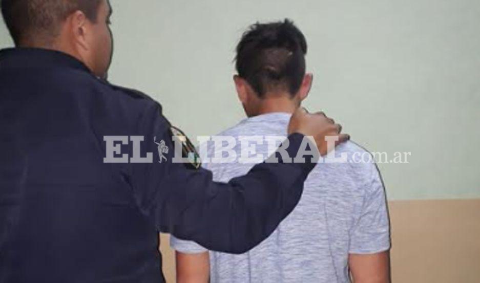 El sujeto buscado fue atrapado en medio de un amplio despliegue policial para quedar alojado en la Comisaria Comunitaria N° 47 de La Banda