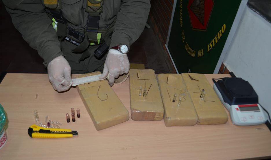 Arrojaron 30 kilos de marihuana a la vera de la ruta y se escaparon al monte y otro en un automoacutevil