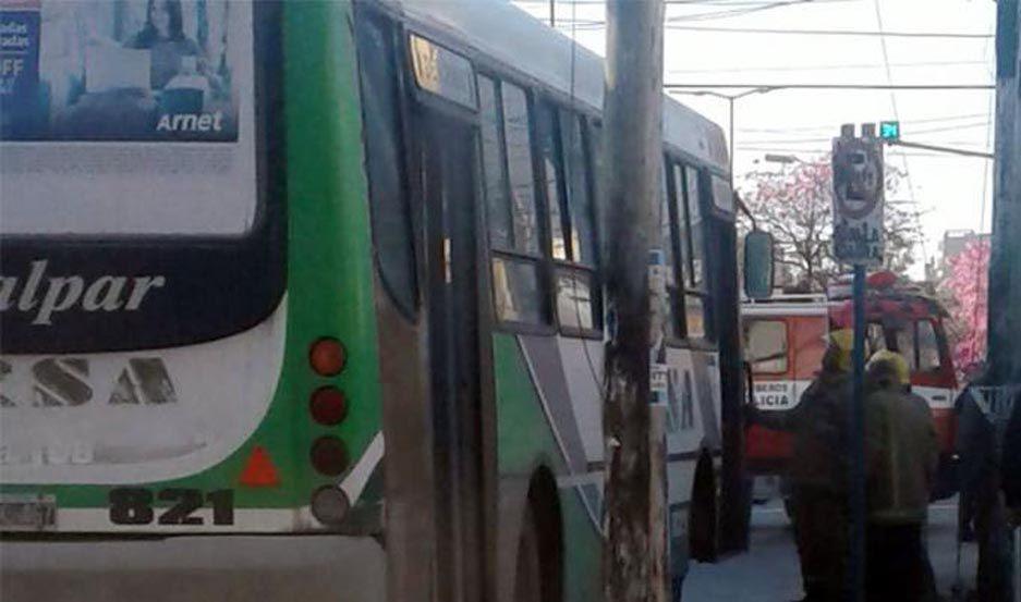 Un colectivo se prendioacute fuego y causoacute paacutenico en los pasajeros