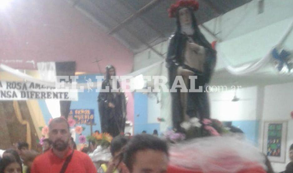 La imagen de Santa Rosa de Lima peregrinó por las calles de los barrios C�ceres La Católica y 8 de Abril