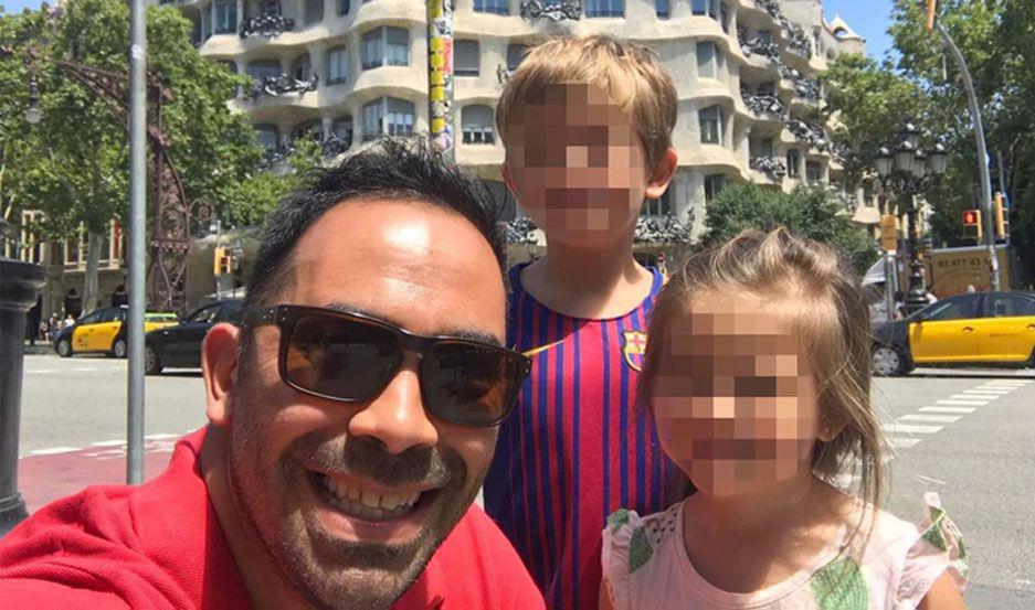 Desalmado sujeto dejoacute a sus hijos encerrados en una camioneta para ir a bailar