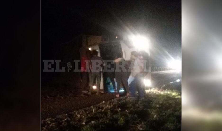 Ruta 92- un camioacuten protagonizoacute un violento vuelco muy cerca de Antildeatuya