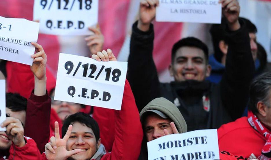 Carteles alusivos al supercl�sico estuvieron a la orden del día en el Monumental