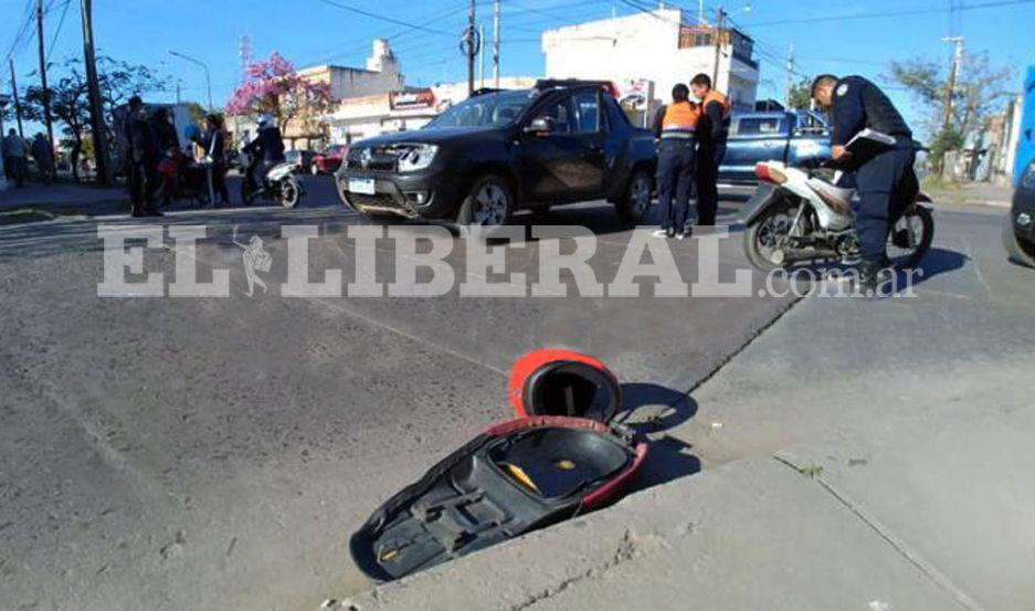 Dos mujeres tuvieron que ser internadas tras un violento choque entre moto y camioneta
