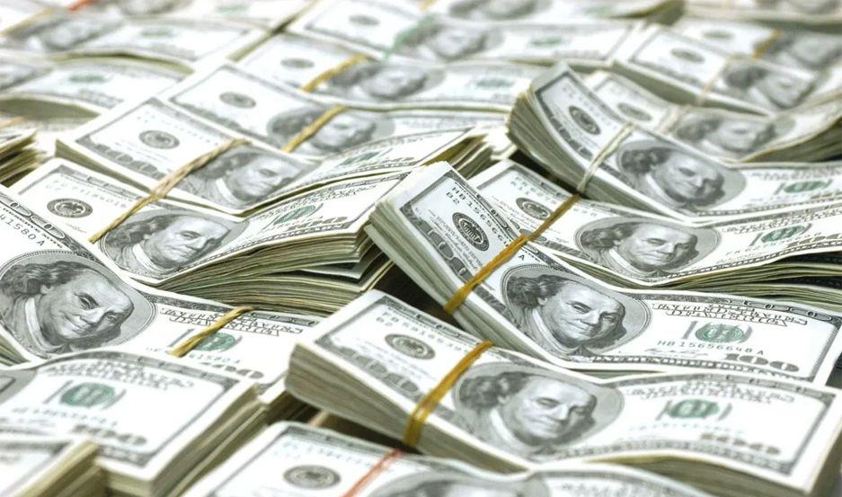 El precio del doacutelar bajoacute maacutes de tres pesos y cerroacute a 5841