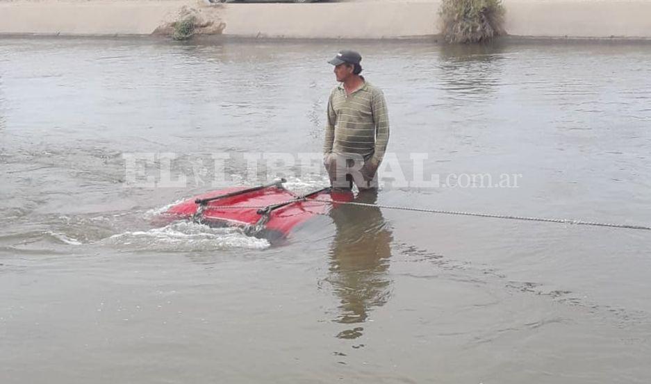 La Banda- su auto sufrioacute un desperfecto mecaacutenico y cayoacute dentro del Canal