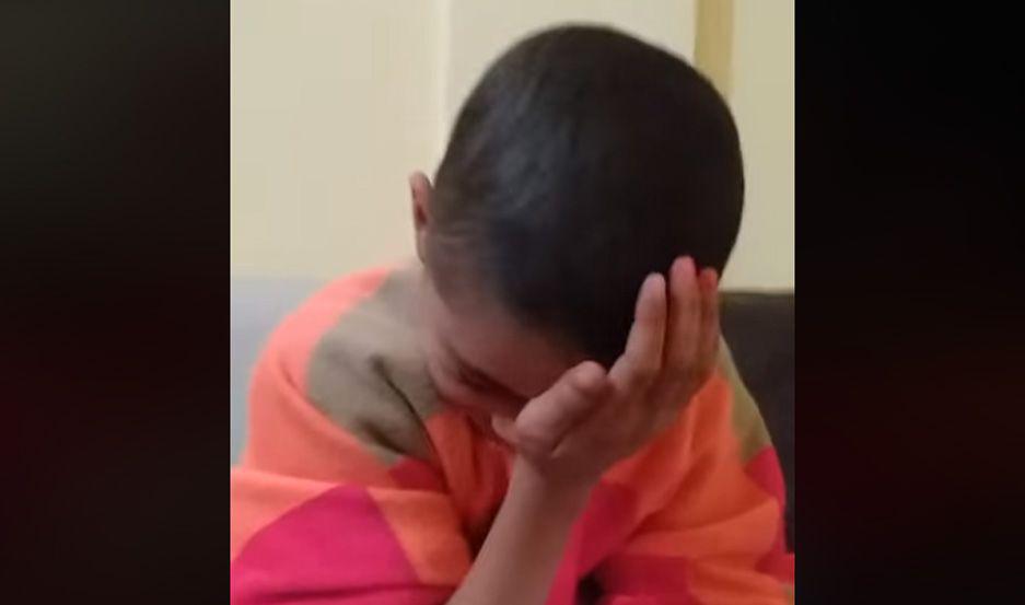 VIDEO  Delfi no pudo contener las laacutegrimas al recibir el saludo de Tevez