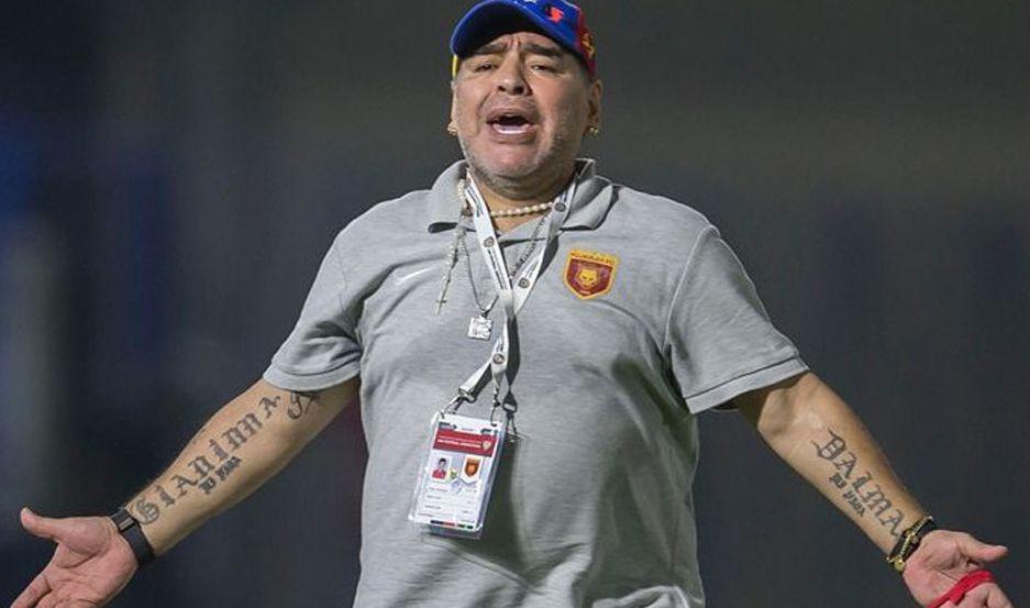 Maradona empezoacute a probarse el traje de DT en Gimnasia y Esgrima de La Plata
