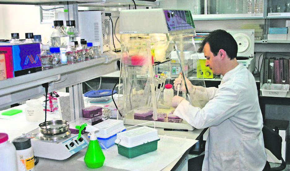 Bioquiacutemicos alertan por cierre de laboratorios por la crisis