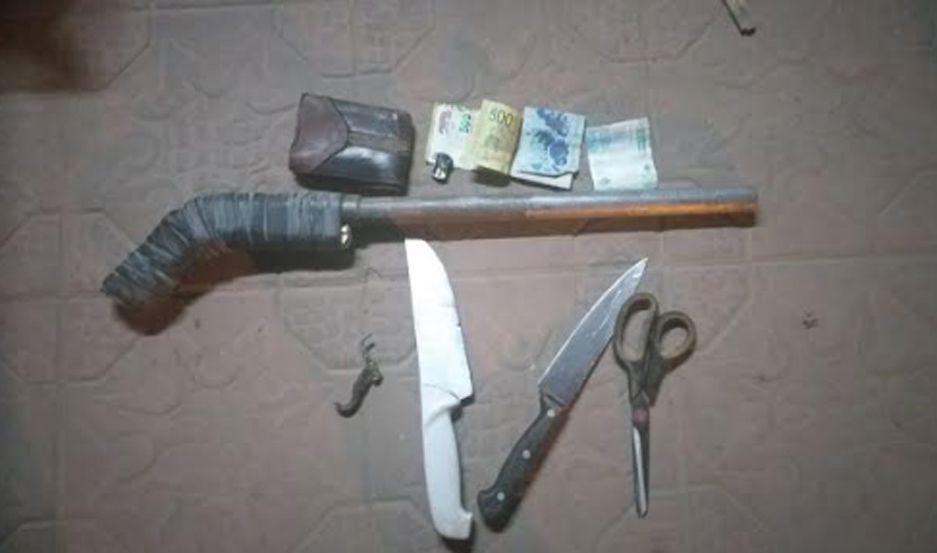 Detienen a un joven que portaba una tumbera y dos cuchillos