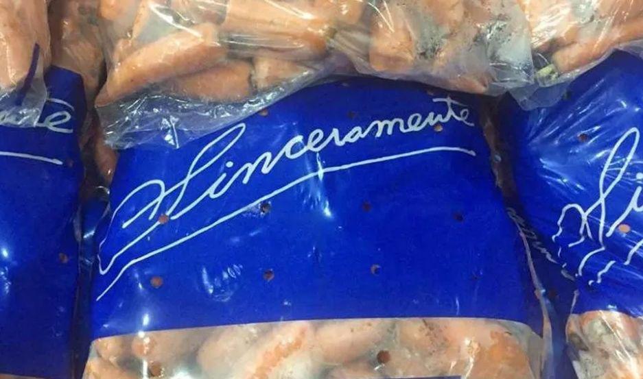 Insoacutelito- venden zanahorias con bolsas que llevan la etiqueta de Sinceramente