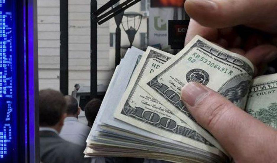 El doacutelar bajoacute 42 centavos y cerroacute a 58061 promedio por las ventas del BCRA