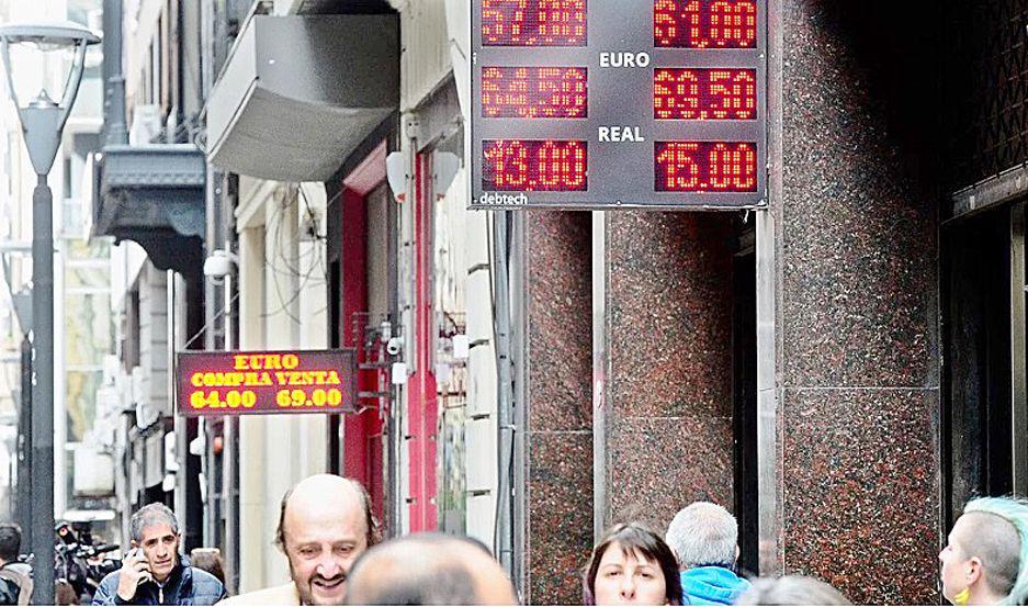 El doacutelar bajoacute a 5806 con intervencioacuten del BCRA y bancos oficiales