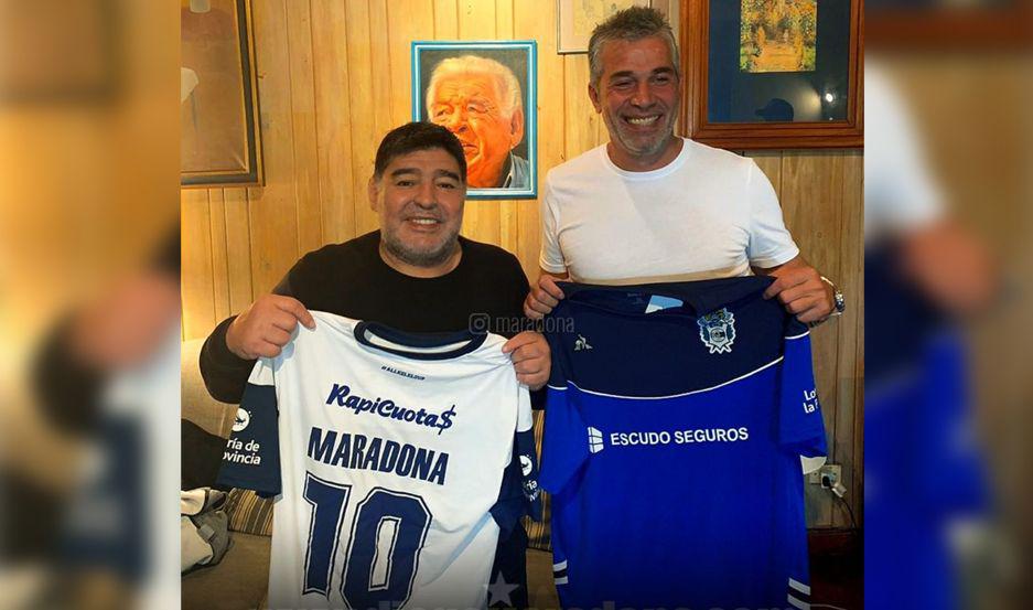 El saludo de Maradona para los hinchas de Gimnasia