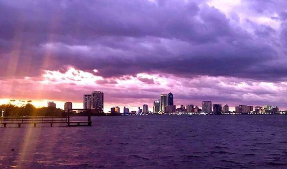 Tras el paso del huracaacuten Dorian por Florida el cielo se volvioacute de color puacuterpura