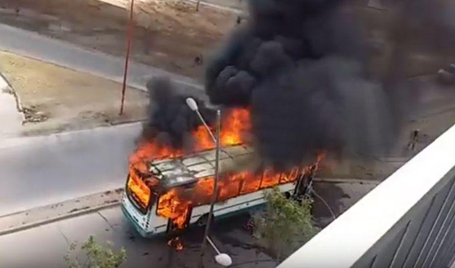 Se incendió un colectivo en plena avenida Belgrano