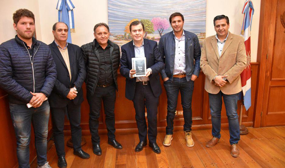 Empresarios santiagueños que desarrollan el primer vino certificado de Santiago visitaron al gobernador